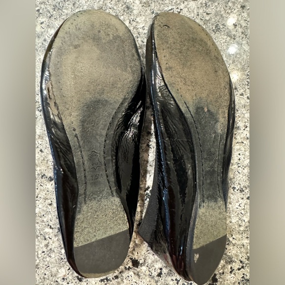 TORY BURCH Caroline Black Patent Leather Ballet Flats Gold Logo Shoes size 7.5 - Picture 6 of 8